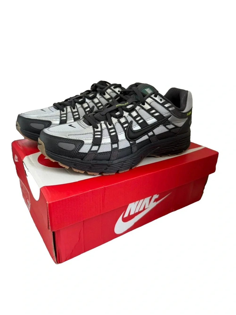 Nike Men’s Black and White Lace-Up Sneaker